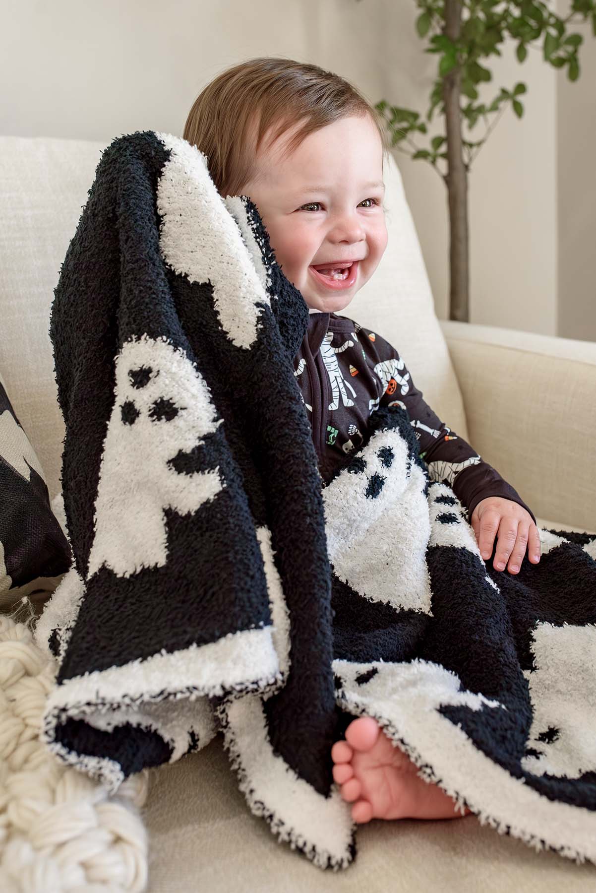 CuddleLane™ Luxe Halloween Luxe Blanket | Ghosts