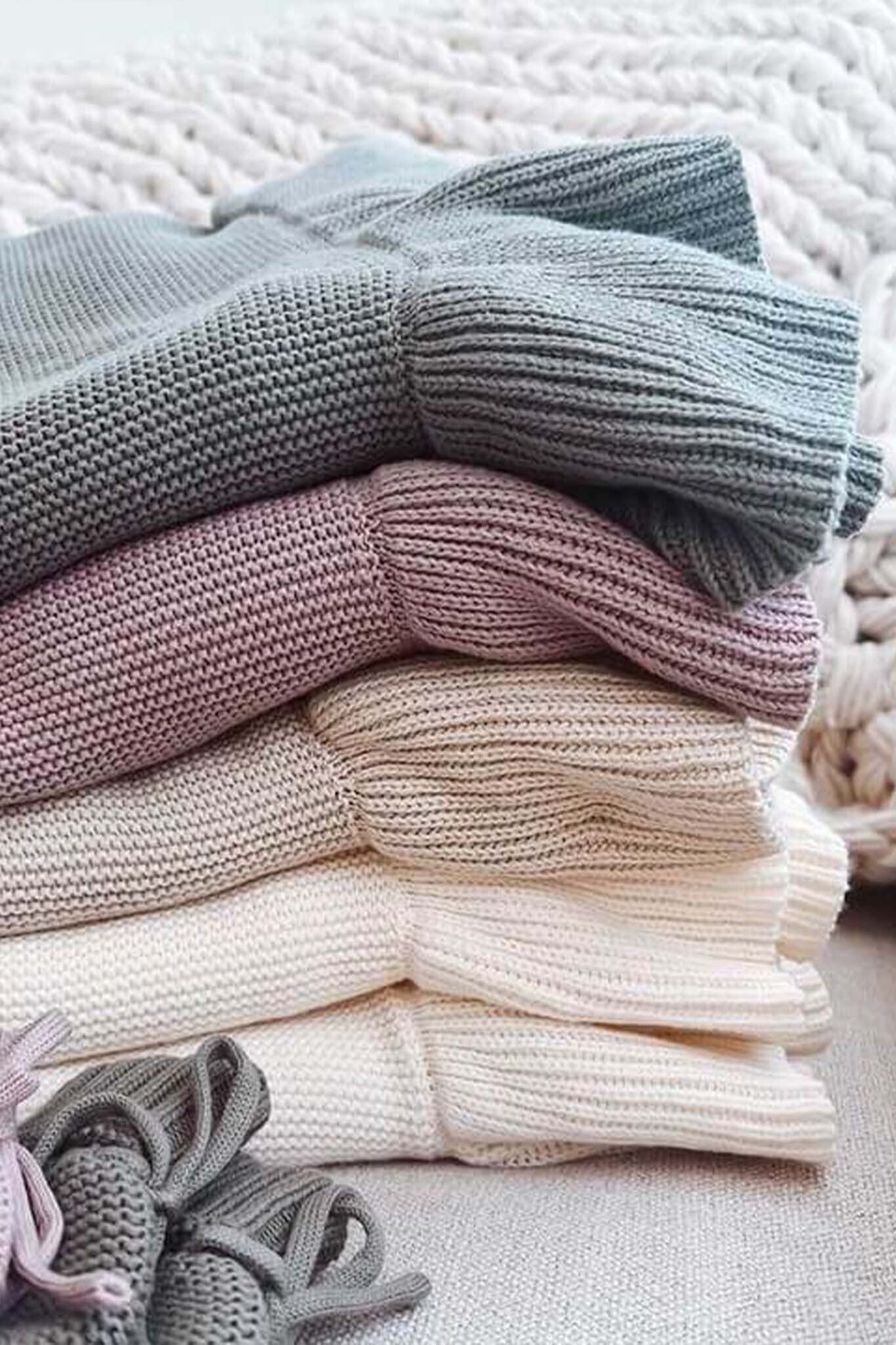 Knit Blanket With Ruffle